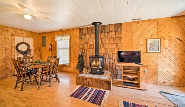 'The Burgundy Cabin' Iowa Retreat: Pond & Fire Pit