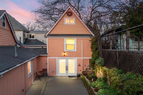 The Carriage House Chic Treetop Loft and Hot Tub