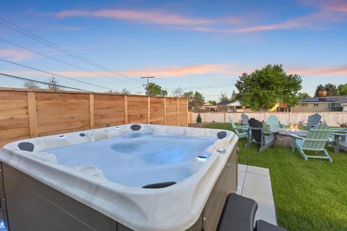 The Denver Retreat- Game Room & Hot Tub & Family
