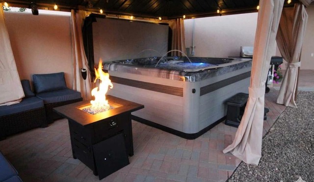 The Desert Retreat 9 Beds, Hot Tub Pool table