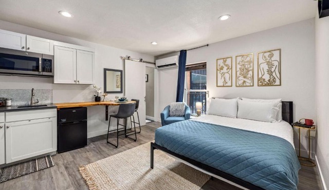 The Fox Den in Old Town! Pool, Sauna & Game Room
