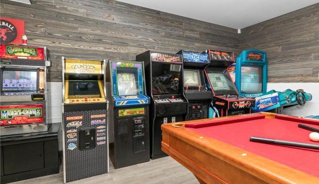 The Grizzlies Den - Log style cabin located in the desirable Fox Farm area! Games and arcade!