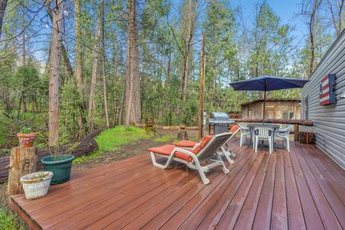 The Little House in the Big Woods- a quiet 2 bedroom, 1 bathroom creek side cottage