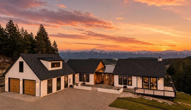 The Majestic - Elevated Views Sauna & Game Room
