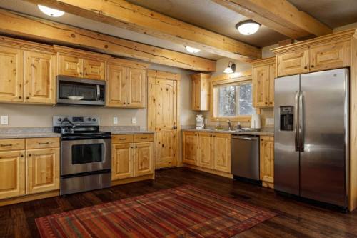 The Moccasin Lodge with Hot Tub and Fire Pit Escape