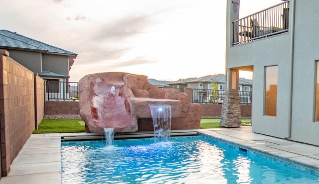 The Pad Spacious Luxury Retreat Sleeps 23, Private Pool, Spa, Game Room and More