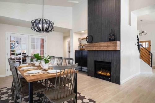 The Rock Trail House+Renovated+Modern+Fireplace+EV+Nice Yard