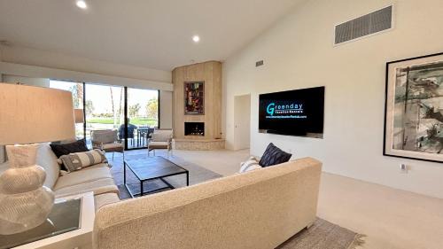 The Suite Spot: renovated, contemporary, 3 private suites, lap pool and spa. A Greenday property.