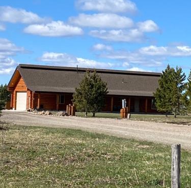 The Wandering Moose Cabin, close to West Yellowstone, Single Level, Hot Tub