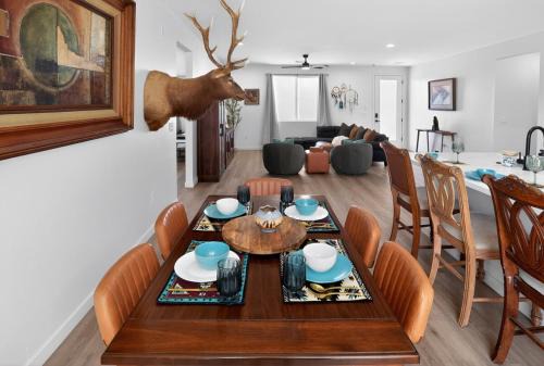 Themed Rooms, Golf, Fish, Lake, Come as Friends