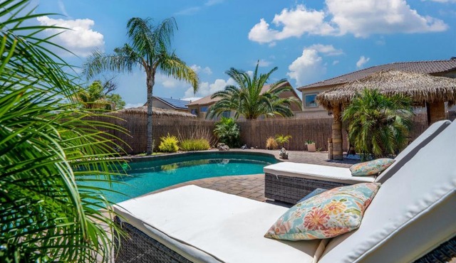 Tiki Bar & Heated Pool Relax & Unwind