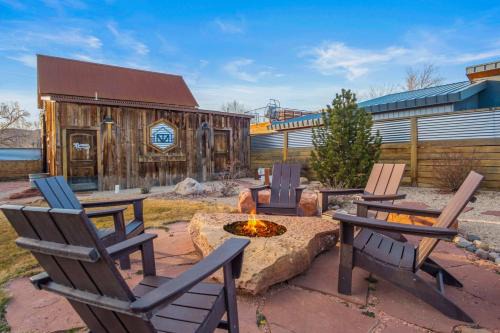 Timber & Tin E 2Bed 2Bath w Pool & Rooftop Deck