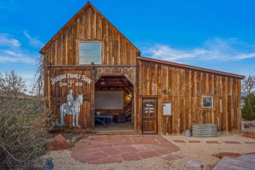 Timber & Tin F 2Bed 2Bath w Pool & Rooftop Deck