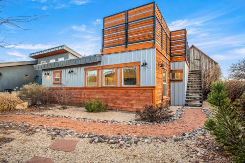 Timber & Tin H 2Bed 2Bath w Pool & Rooftop Deck