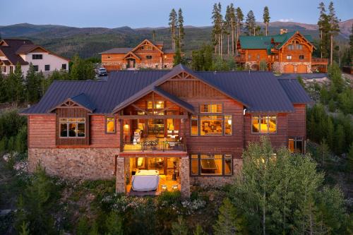 Timber Top Villa I Hot Tub I Amazing Views I Custom Bunkroom I Activity Program