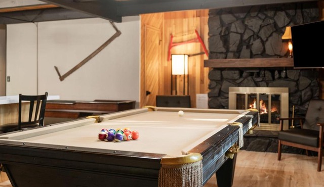 Timber Wolf Tavern - Walk to Slopes, Game Room, Pool Table, BBQ