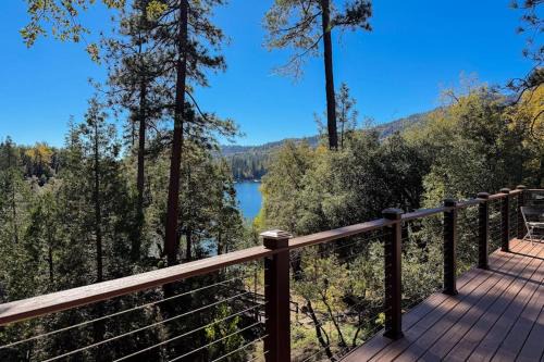 Todd's Lakeside Getaway
