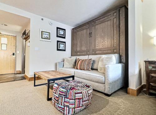 Top Floor Remodeled Studio with Pool Hot Tub ski in-out
