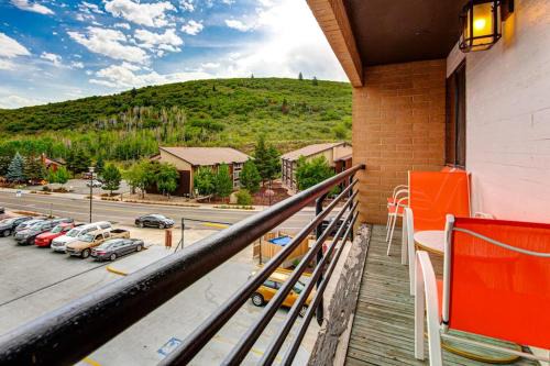 Top Level Downtown Condo with Fast WIFi Balcony & Great Location - Skiing Nearby
