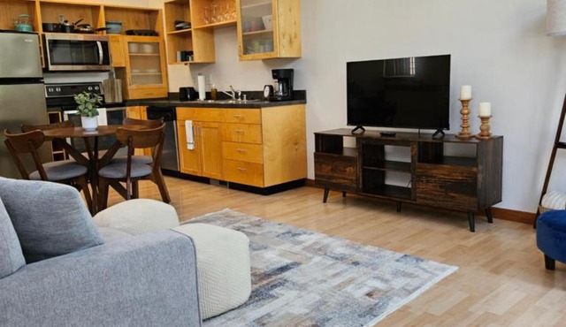 Townhome Hospital District King Bed and Garage