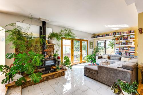 Trail Access, Hot Tub: Lakefront Boulder Retreat!