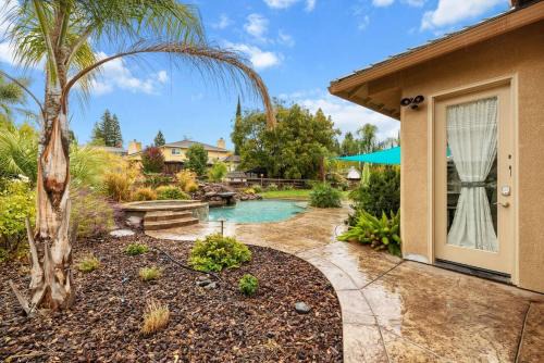 Tranquil Retreat: Pool, Spa, Firepit, Peloton, WFH