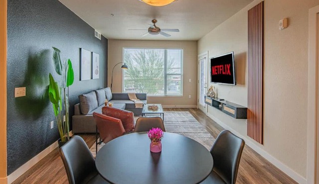 Trendy 2BD Gym Pool Parking WD Sleeps 8