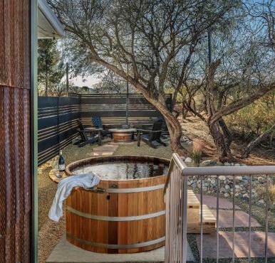 Tu'nlii House Creekfront for 9 Hot Tub, Fire Pit, Secret Door