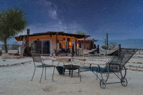 Twentynine Palms Desert Oasis w/Pool & Hot Tub!