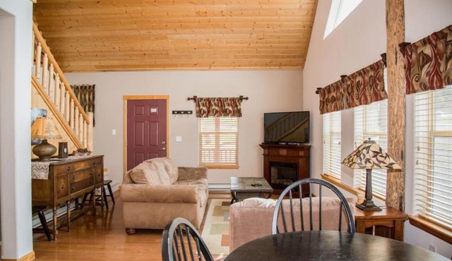 Twin Owls Lodge, Great for families Master bedroom, Loft, full kitchen, Dogs OK