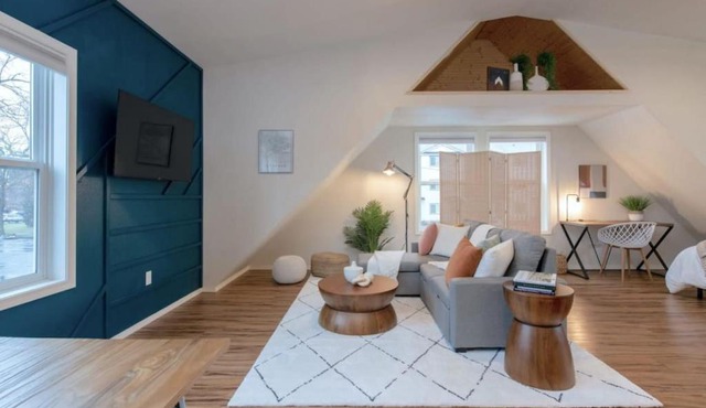U-District Loft near GU w Self Check-in and Wifi