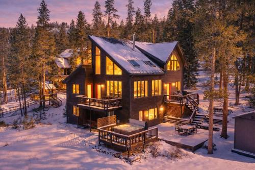 Ullr Haus: Luxurious Mountain Home w/Hot Tub Views