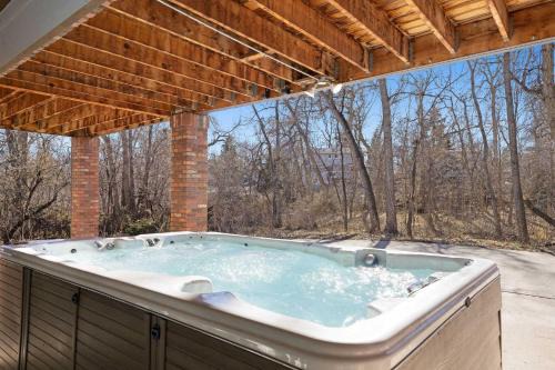 Ultimate Treehouse Mansion with Swim Spa Sleeps 31