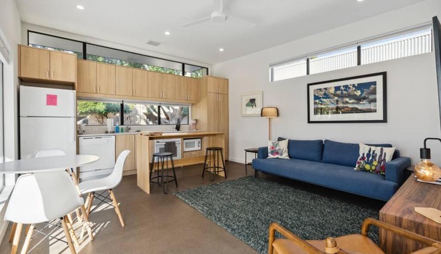 Unique Design 1-bedroom Apartment - 80 Walkscore!