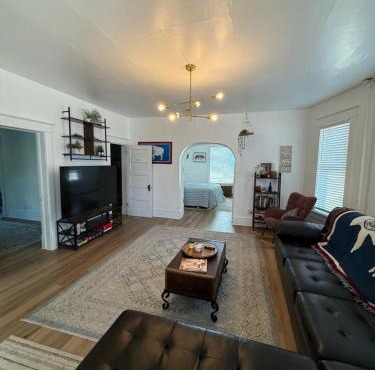 Updated 2 bedroom close to downtown and university