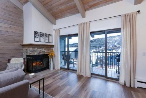 Updated 3 BR, 2 BA with Pool & Hot Tub - Stunning Mountain Views!
