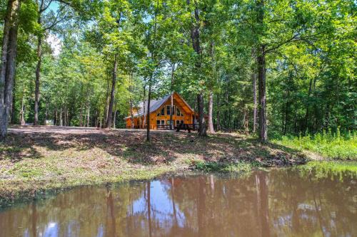 Upscale Broken Bow Cabin: Hot Tub & Fishing Pond!