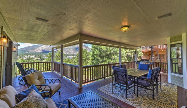 Upscale Flagstaff Home w/Hot Tub & Mountain Views