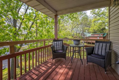 Upscale Lakefront Home w Dock & Kayaks