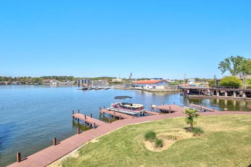Upscale Lakefront Retreat: Private Dock, Jetted Tub & Lake Hamilton Views