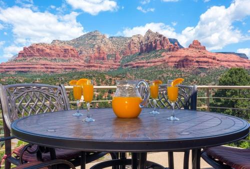 Uptown-Epic Views-Hot Tub-3 King Beds-Walk to Town