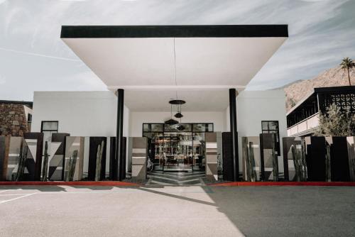 V Capri Palm Springs, a Dolce by Wyndham