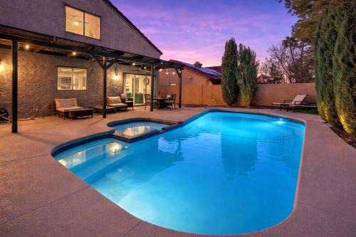 Vegas Heated Pool - Spa Oasis, 15 Min to Strip