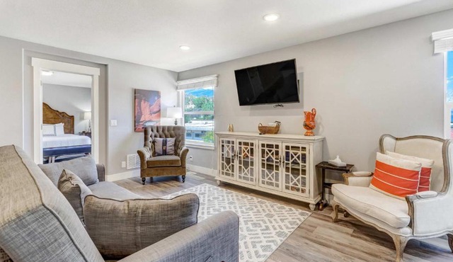 Vermijo Flat Walk to Downtown Shops & Dining