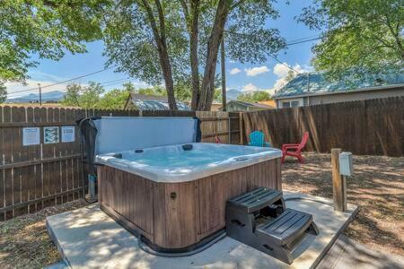 Vibrant Watermelon - Hot Tub, BBQ-Grill, King-Bed, Backyard, Parking
