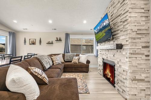 VICTOR POWWOW: Grand Targhee Teton Mtns Skiing Trails Snowmobiling Condo
