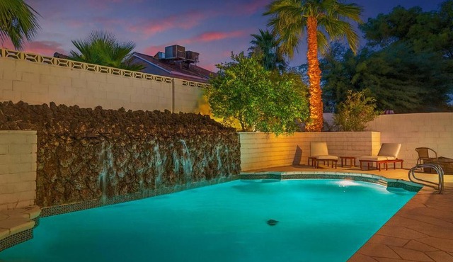 Villa near STRIP - Heated Pool, Hot Tub, Billiards