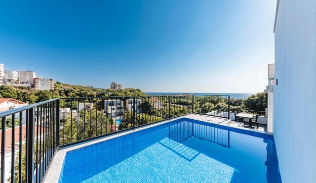 Villa & Pool