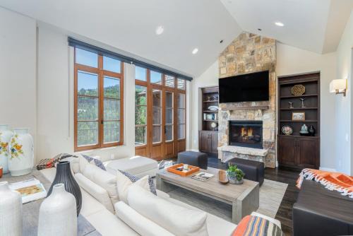 Villas at Cortina Penthouse 11 by Alpine Lodging Telluride