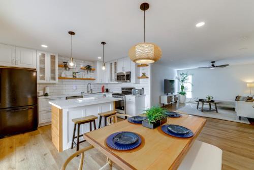Walk to Canal Trail! Condo w/Pool in Scottsdale